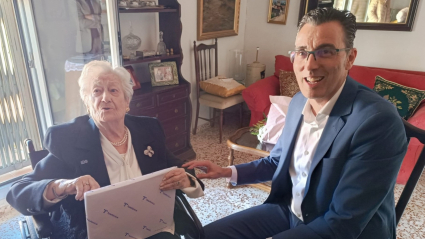 María Antonia recibe el diploma de centenaria que le ha concedido Telefónica