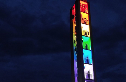 Así está iluminada desde hace días la torre de la iglesia de Vivares, en la provincia de Badajoz