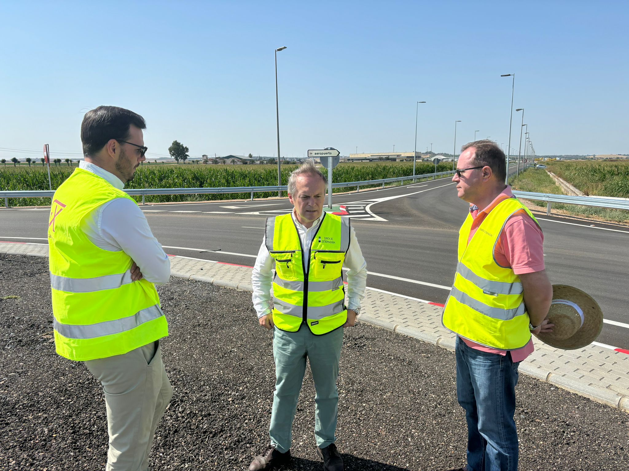 El consejero visita las obras de la carretera del aeropuerto