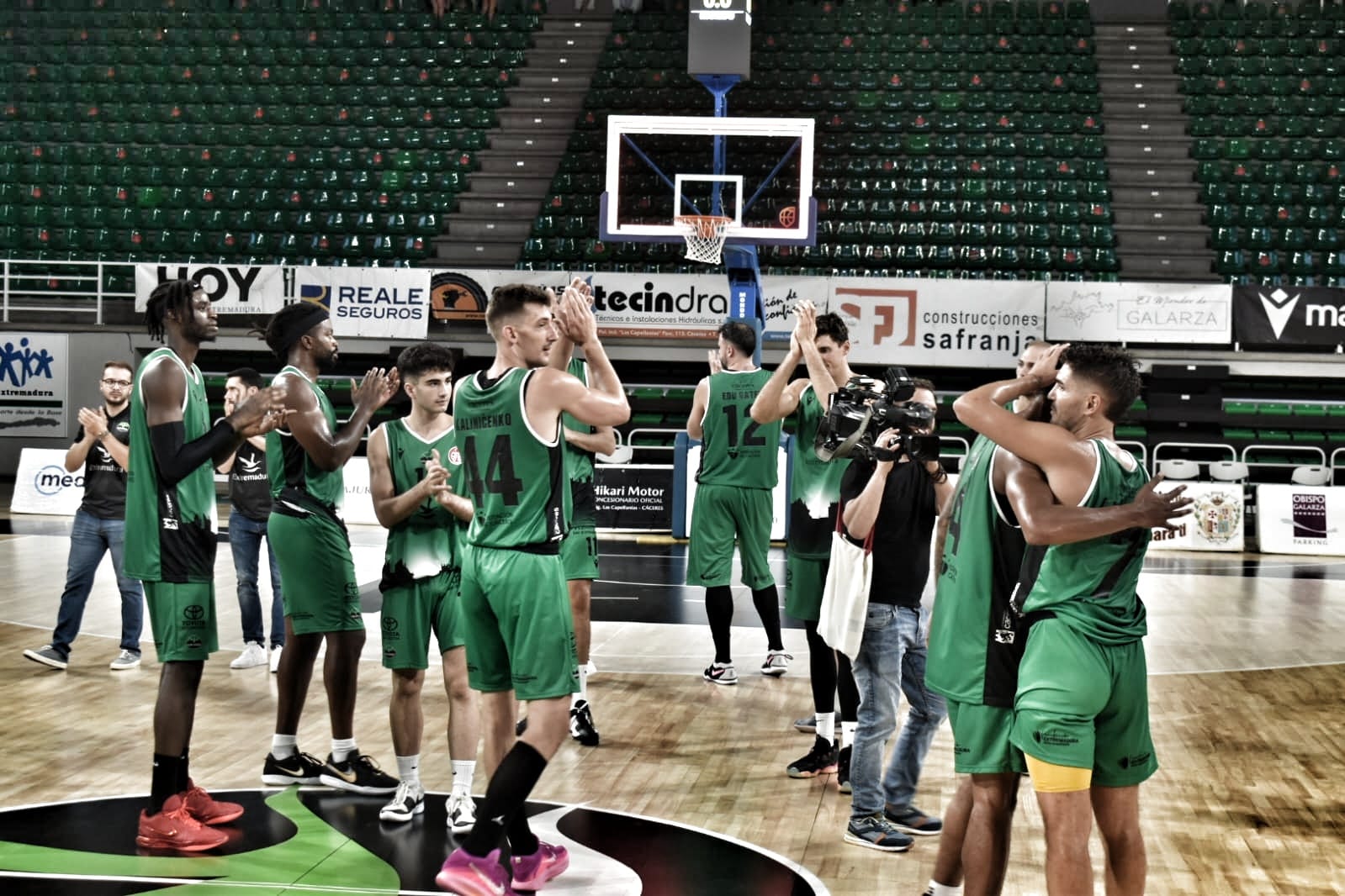 Los jugadores del Cáceres Basket celebran una victoria en el Multiusos.