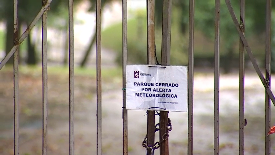 Parque de El Príncipe en Cáceres clausurado por fenómenos meoteorológicos adversos.