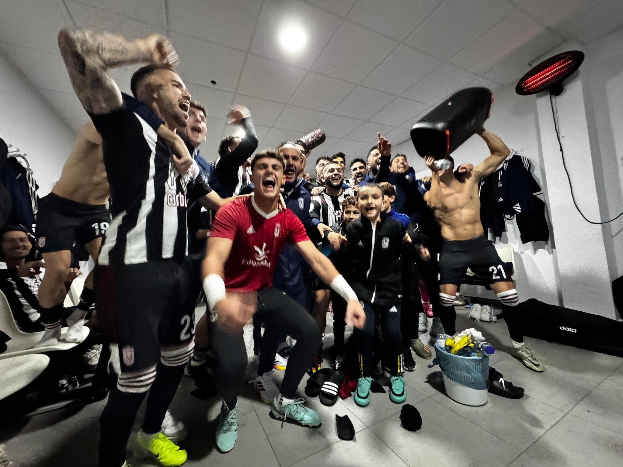 El CD Badajoz celebra su victoria en Puebla.