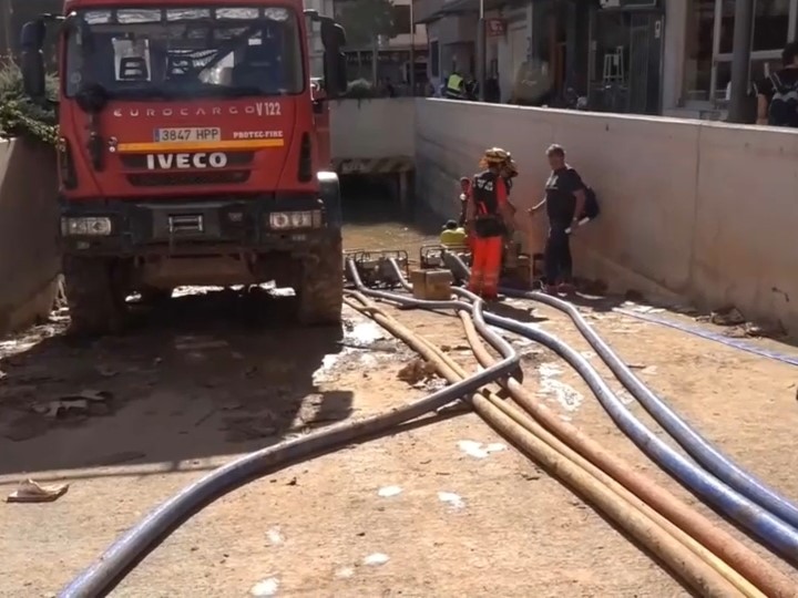 Bomberos actuando tras los estragos de la DANA