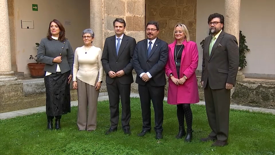 Foto de Junta y agentes sociales tras la firma