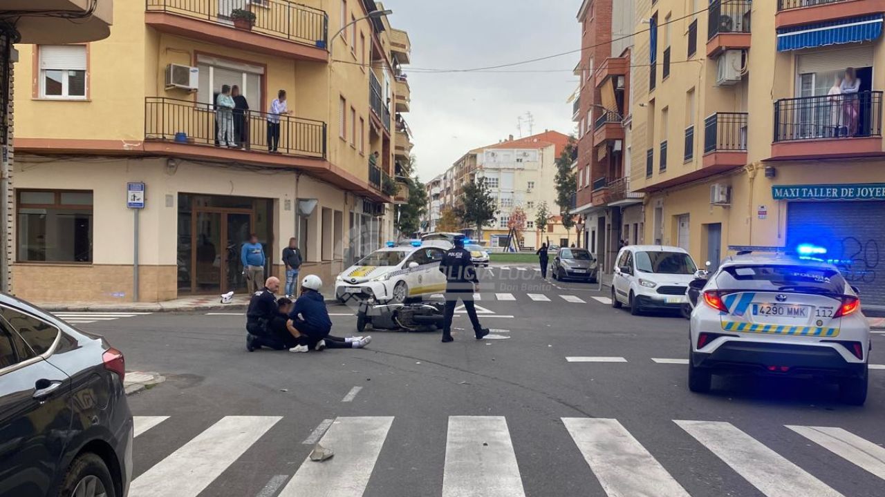 Conductor de una furgoneta se salta un ceda al paso, provoca un accidente y se da a la fuga