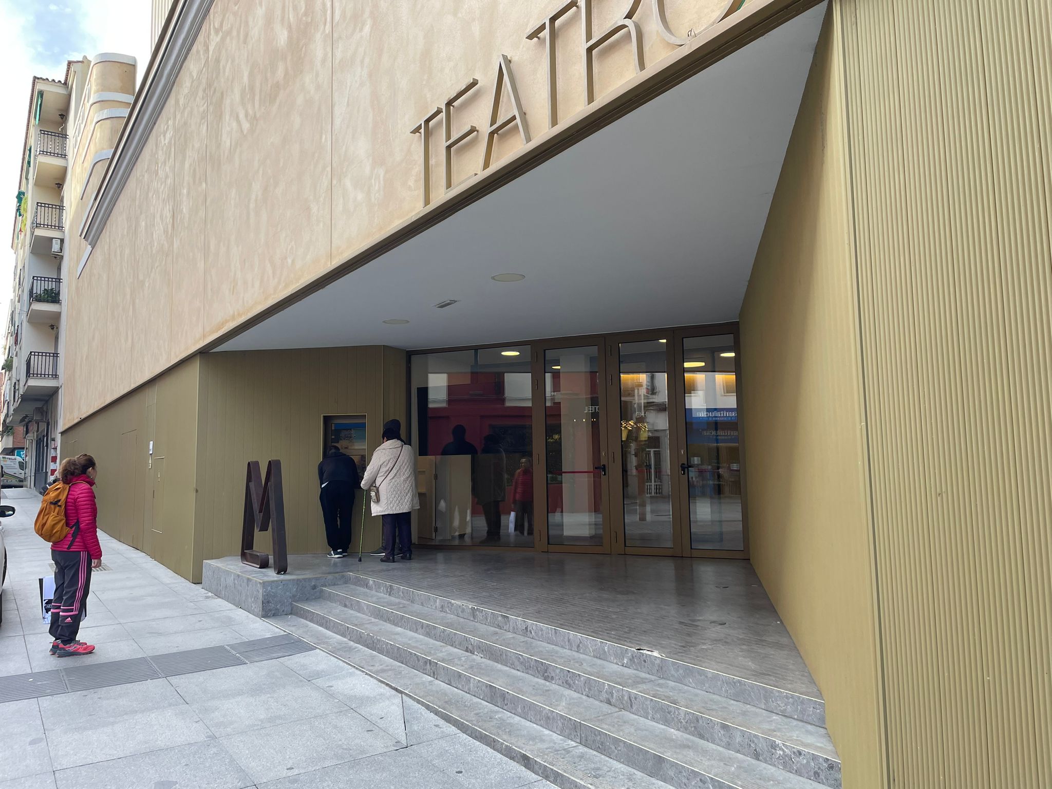 Espectadores sacando entradas en el Teatro María Luisa