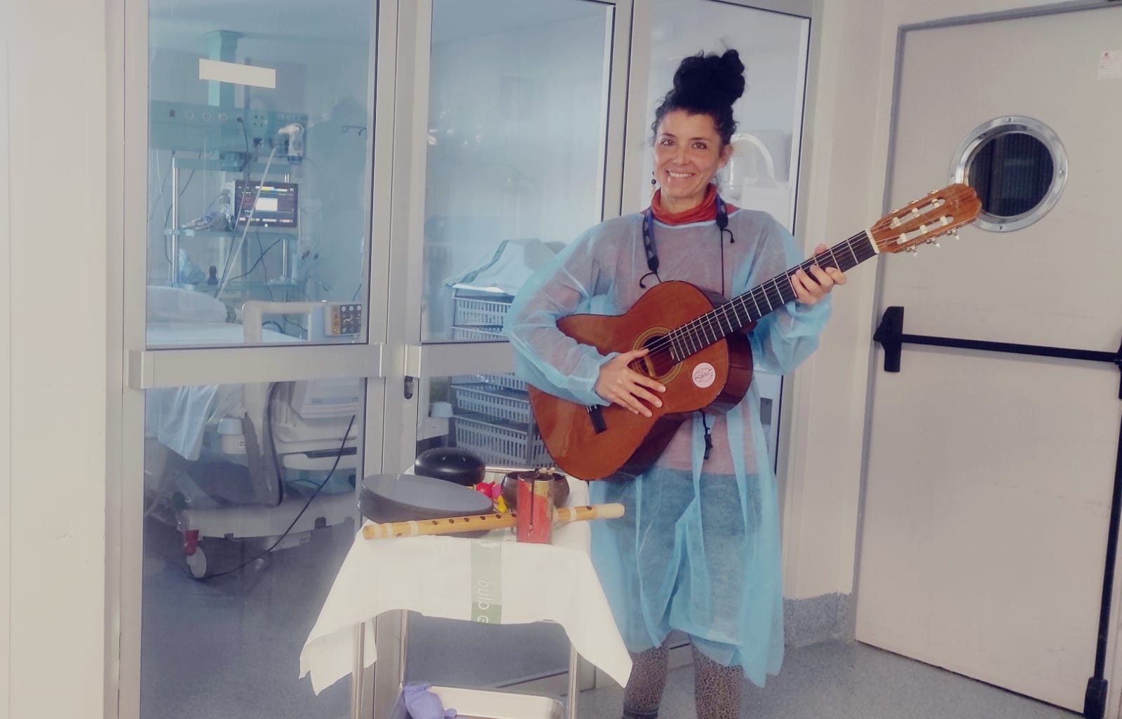 Livia Estévez, musicoterapeuta en AEXMU en su sesión de musicoterapia en UCI