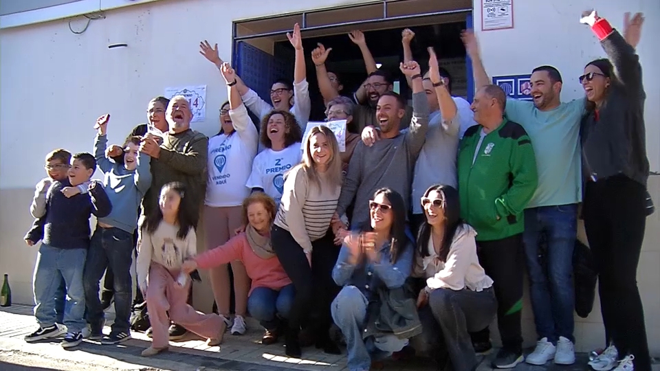 Vecinos de La Roca de la Sierra celebrando el segundo premio de la Lotería de Navidad.