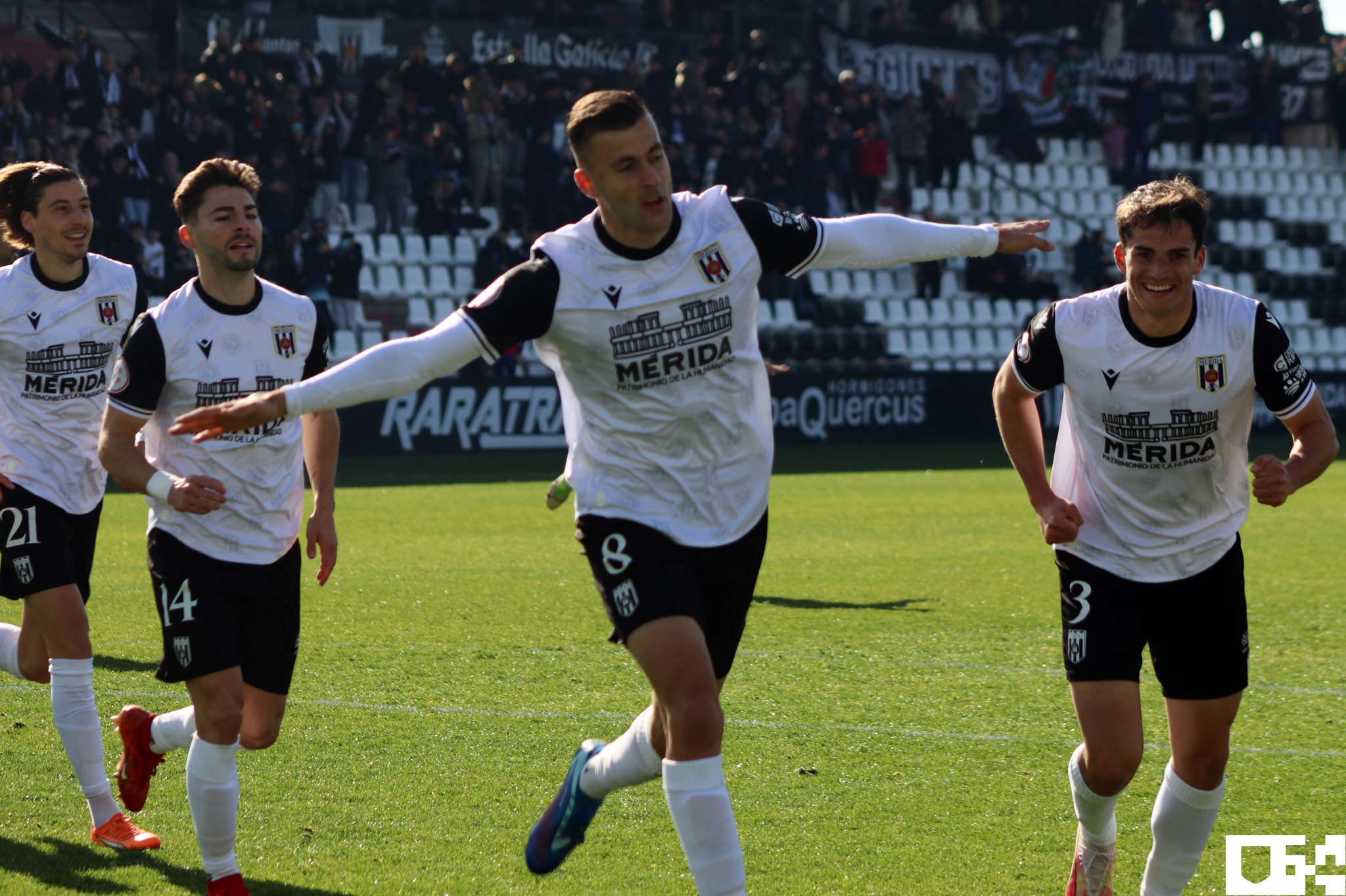 Javi Eslava celebra su primer gol ante el Marbella en el Romano.