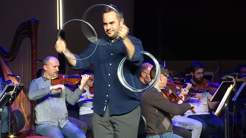 El ilusionista Jorge Blass durante el ensayo con la OEX