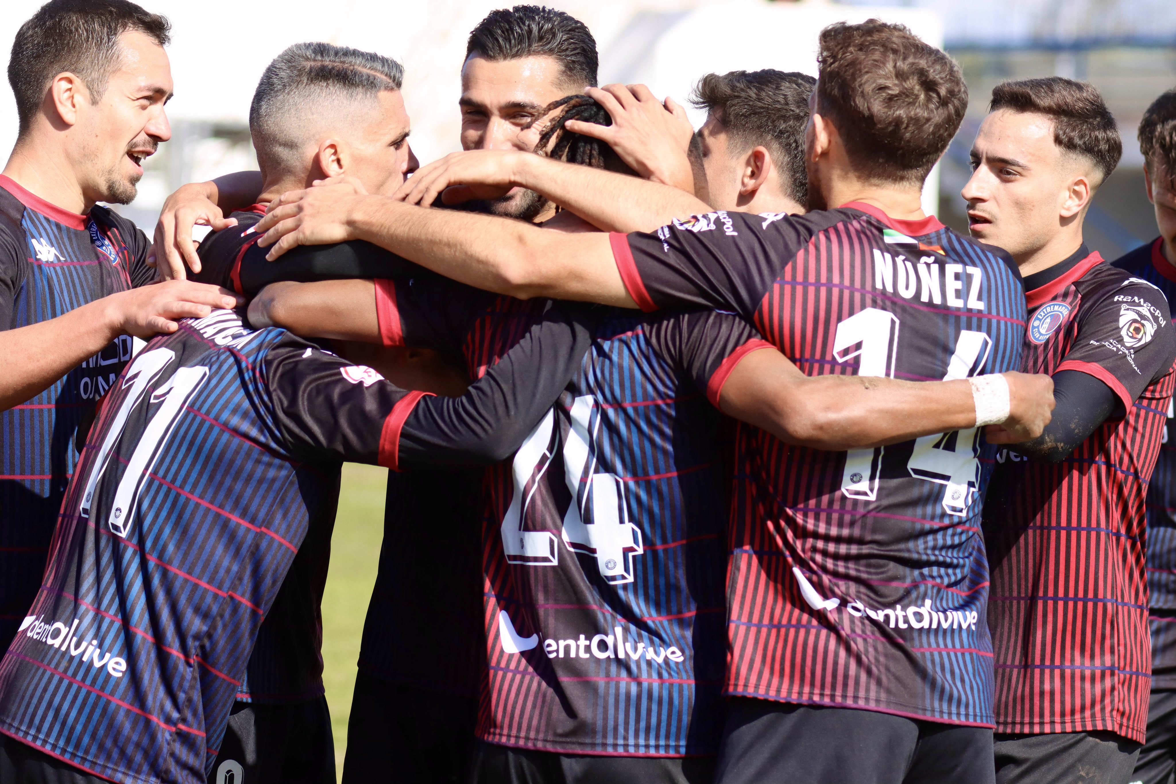El Extremadura celebra uno de sus últimos goles.