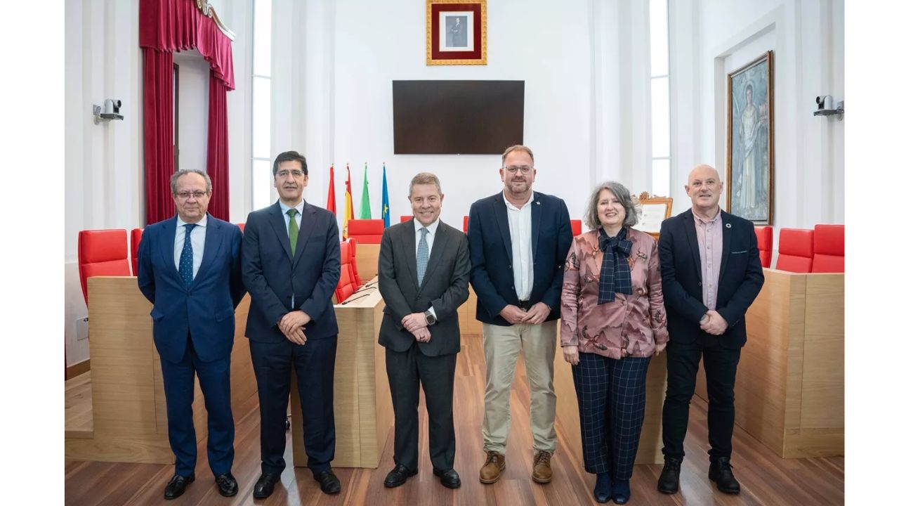 García-Page visita el Ayuntamiento de Mérida para mantener un encuentro con el alcalde