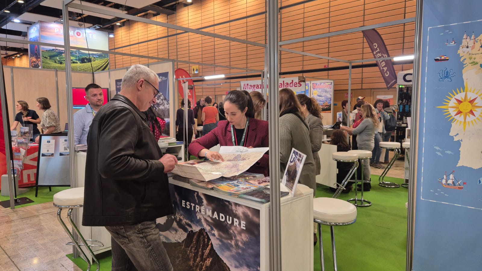 Extremadura se promociona como destino de naturaleza en la principal feria de senderismo de Francia