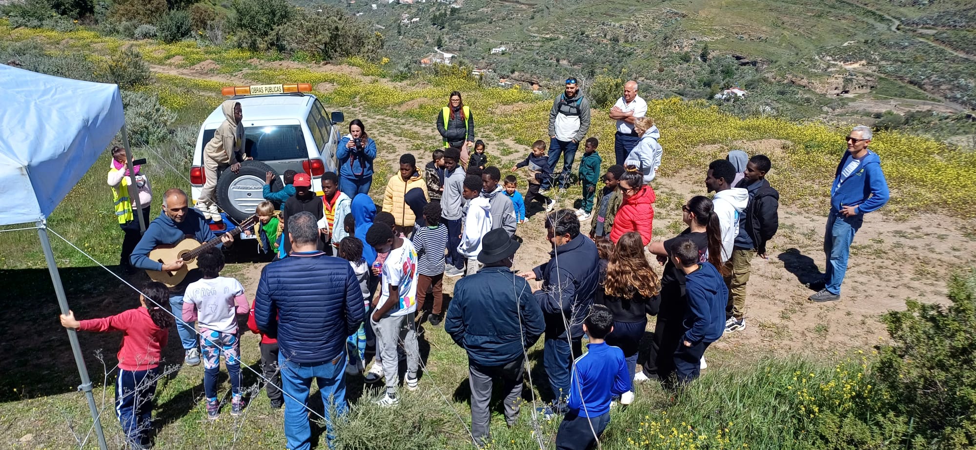 Vecindad de Artenara en una plantación de árboles