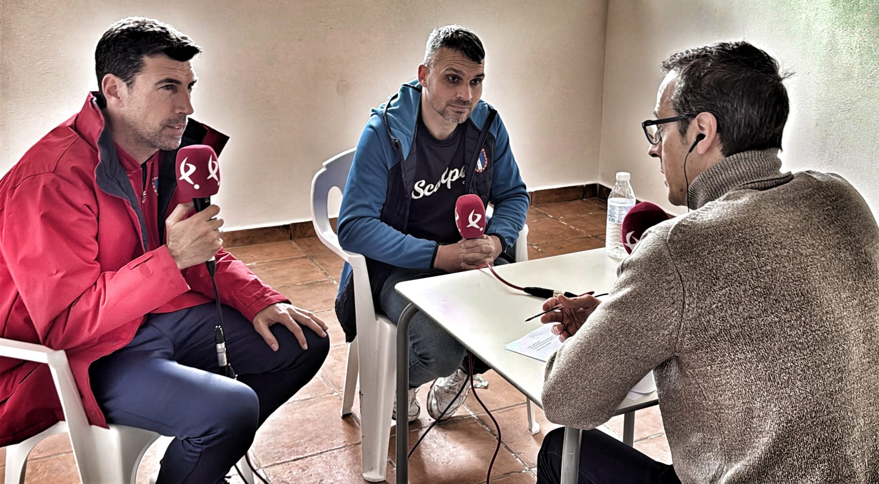 Valentín García y José Antonio García, entrenador y presidente del Atléico Pueblonuevo, atendiendo a Canal Extremadura Radio.