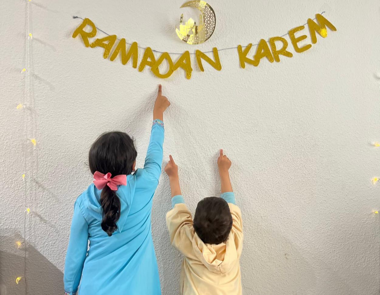 Niños y niñas celebrando Ramadán
