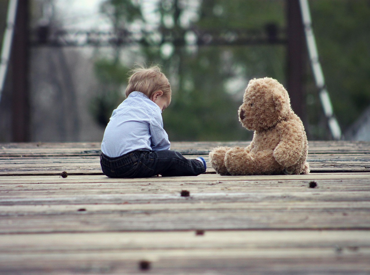 Un niño con su peluche