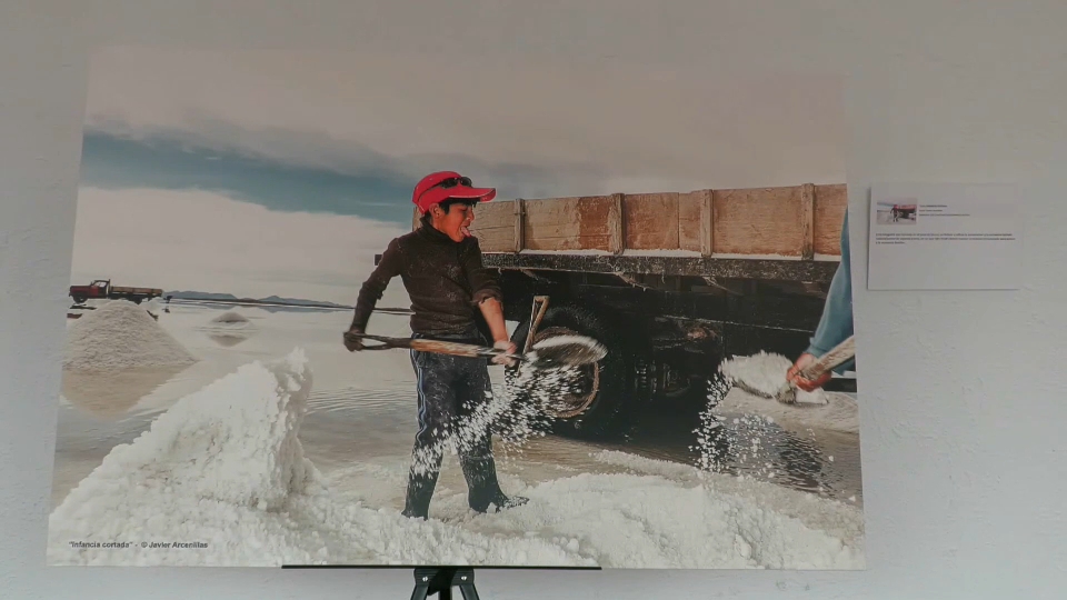 El Complejo Cultural San Francisco de Cáceres acoge la exposición fotográfica «Trabajo decente para una vida digna»