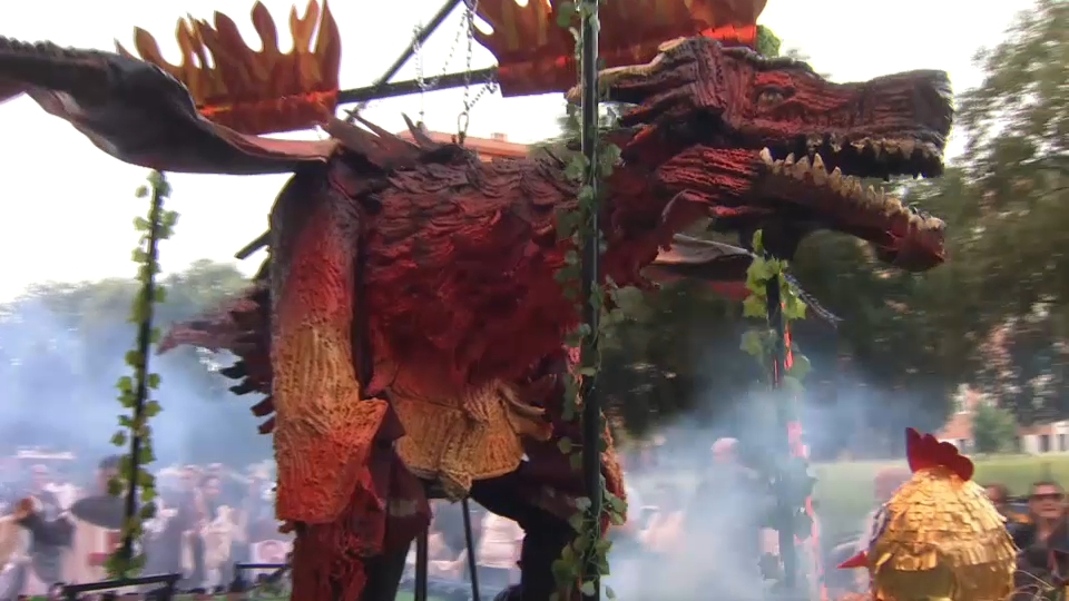 Más de 3.200 personas y 26 dragones participan este martes en el desfile de San Jorge de Cáceres