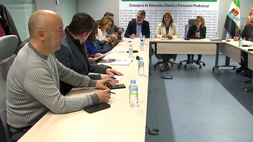 Junta y sindicatos retoman la negociación de la subida salarial docente con "buena predisposición" y "optimismo"