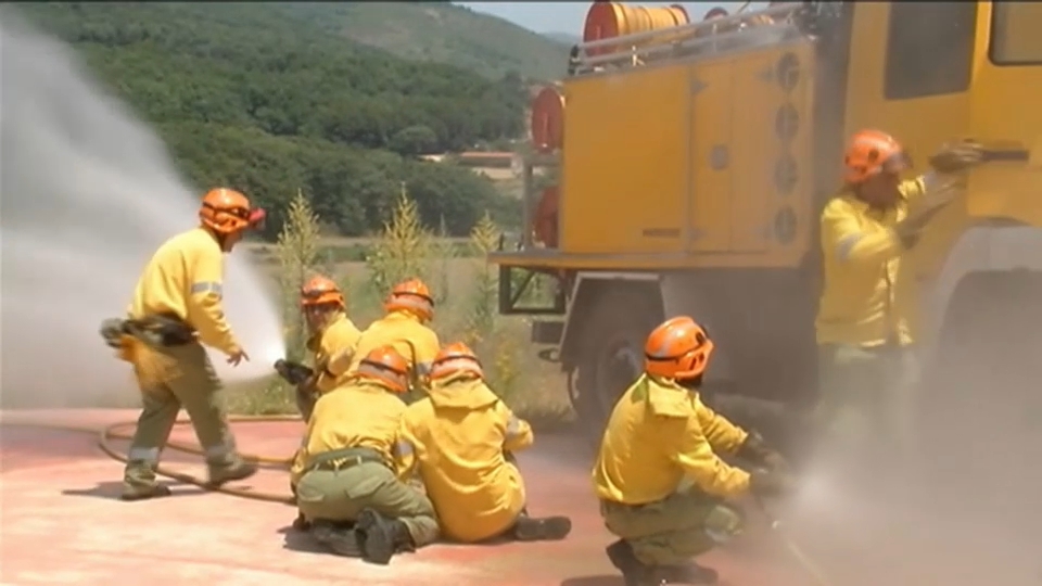Un millar de bomberos y doce medios aéreos, listos para combatir el fuego en la región