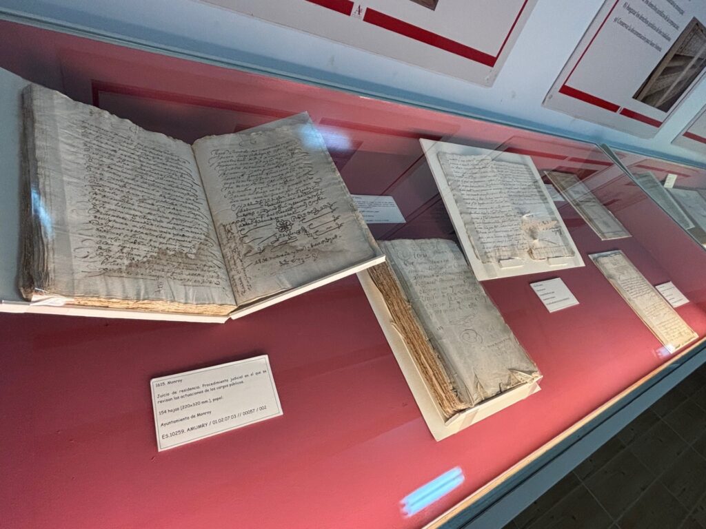 Una exposición en Pinofranqueado muestra documentos de su archivo de hace más de un siglo