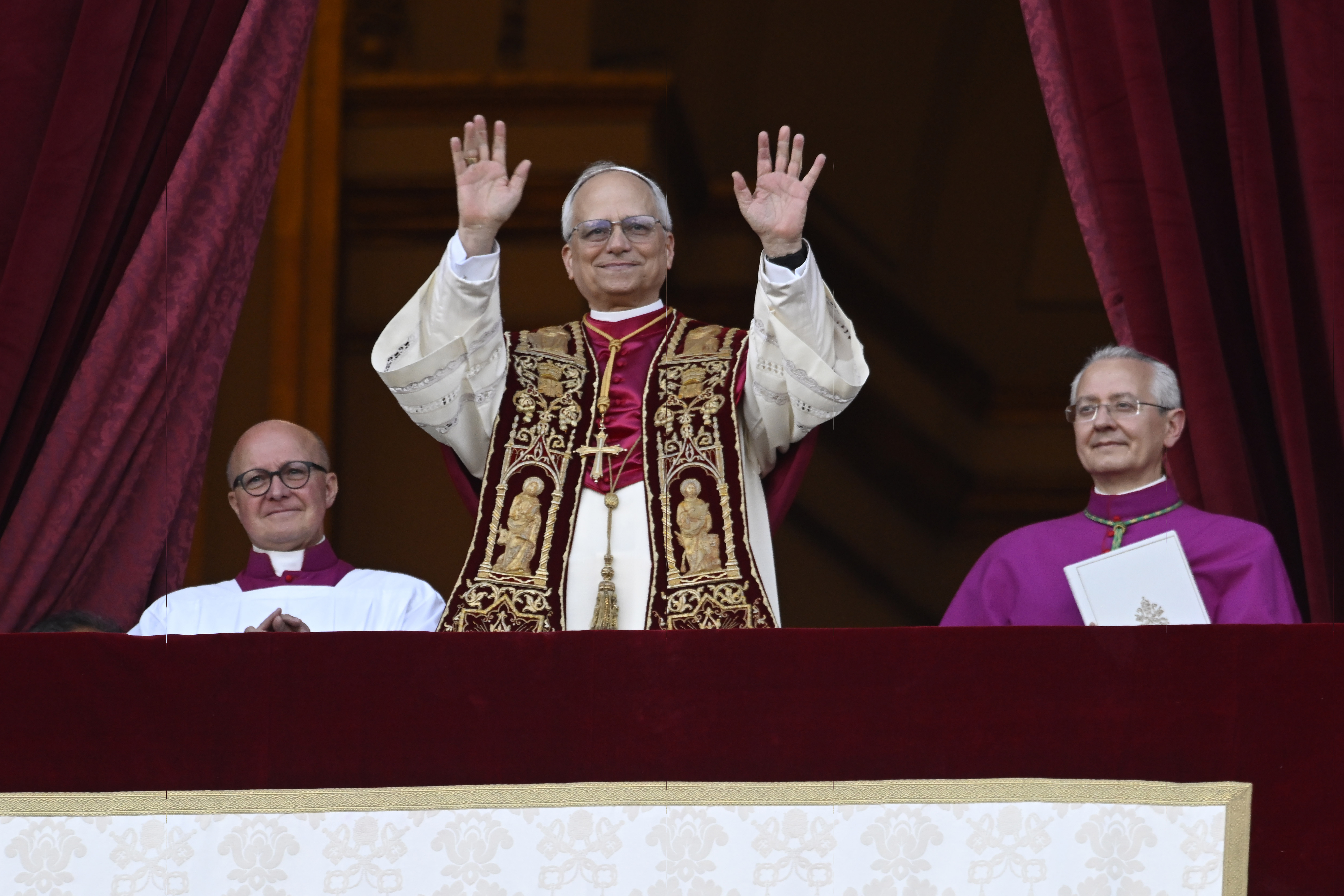 El cardenal Robert Prevost, Papa León XIV, el Papa número 267 de la historia, en el balcón de la Basílica de San Pedro