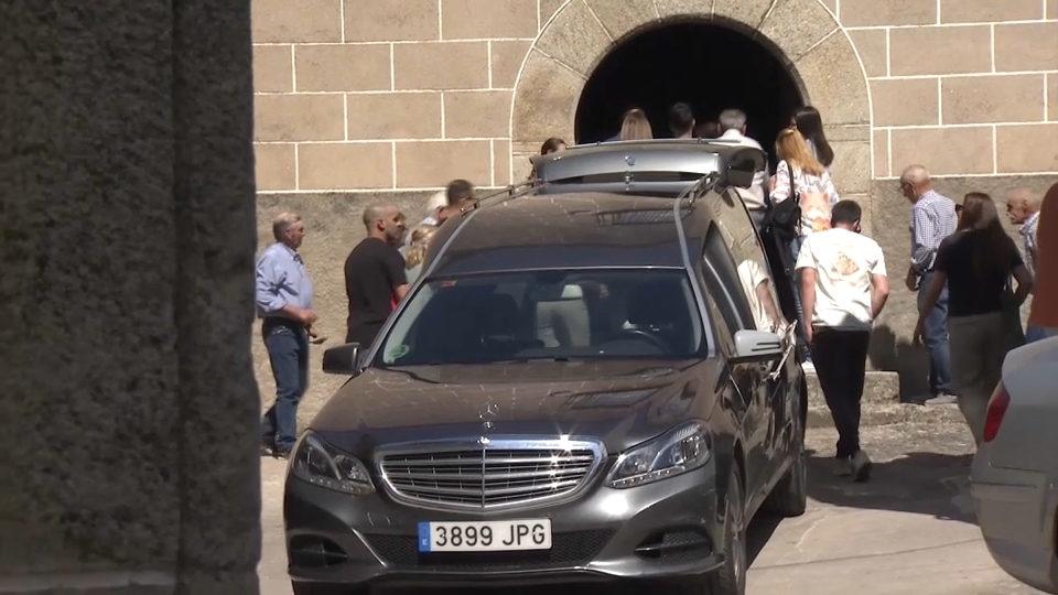 Familiares y vecinos de Aldeanueva del Camino dan el último adiós a María, última víctima de violencia de género