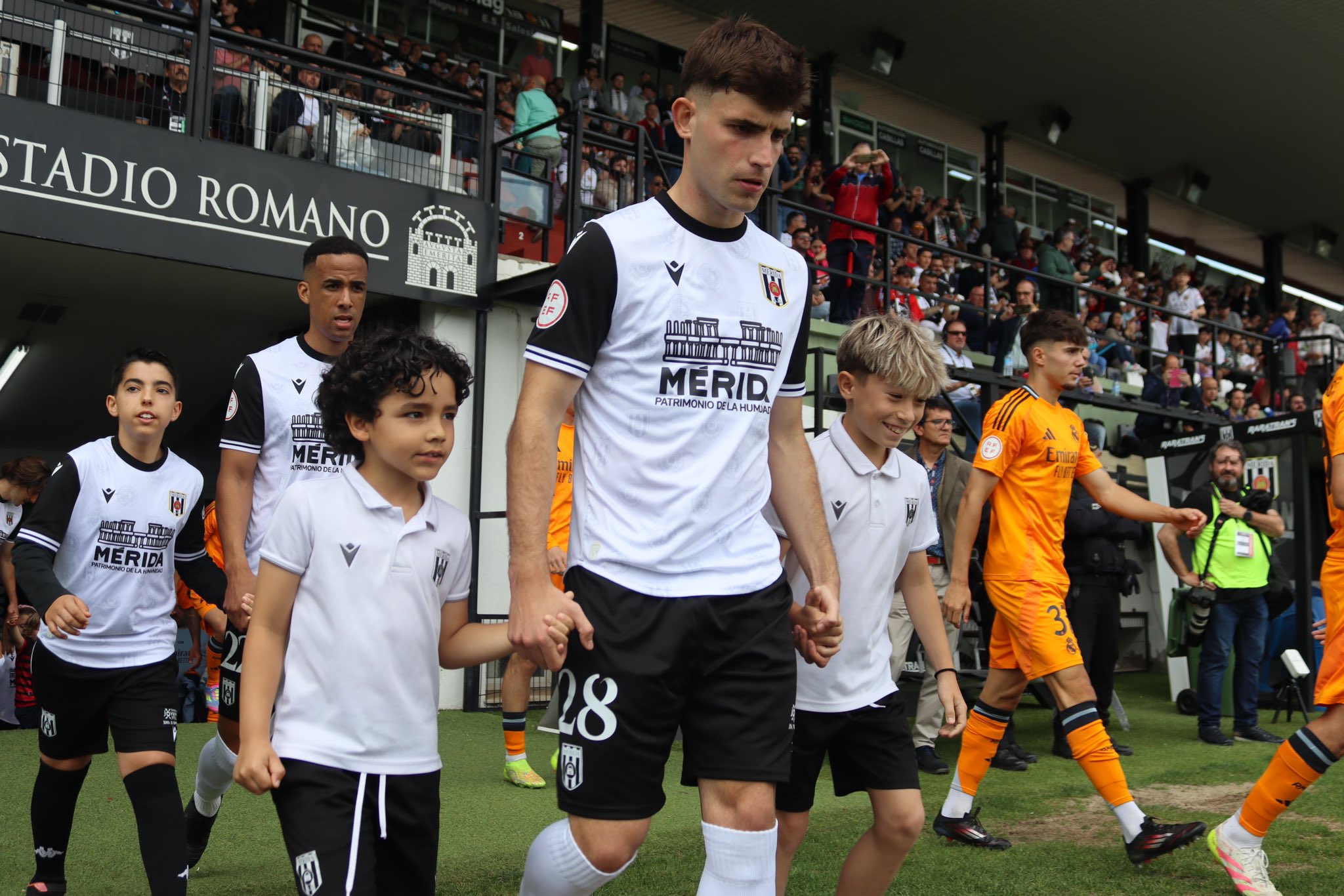 El jugador del Mérida, Saúl del Cerro, saliendo al Romano antes de enfrentarse al Castilla.