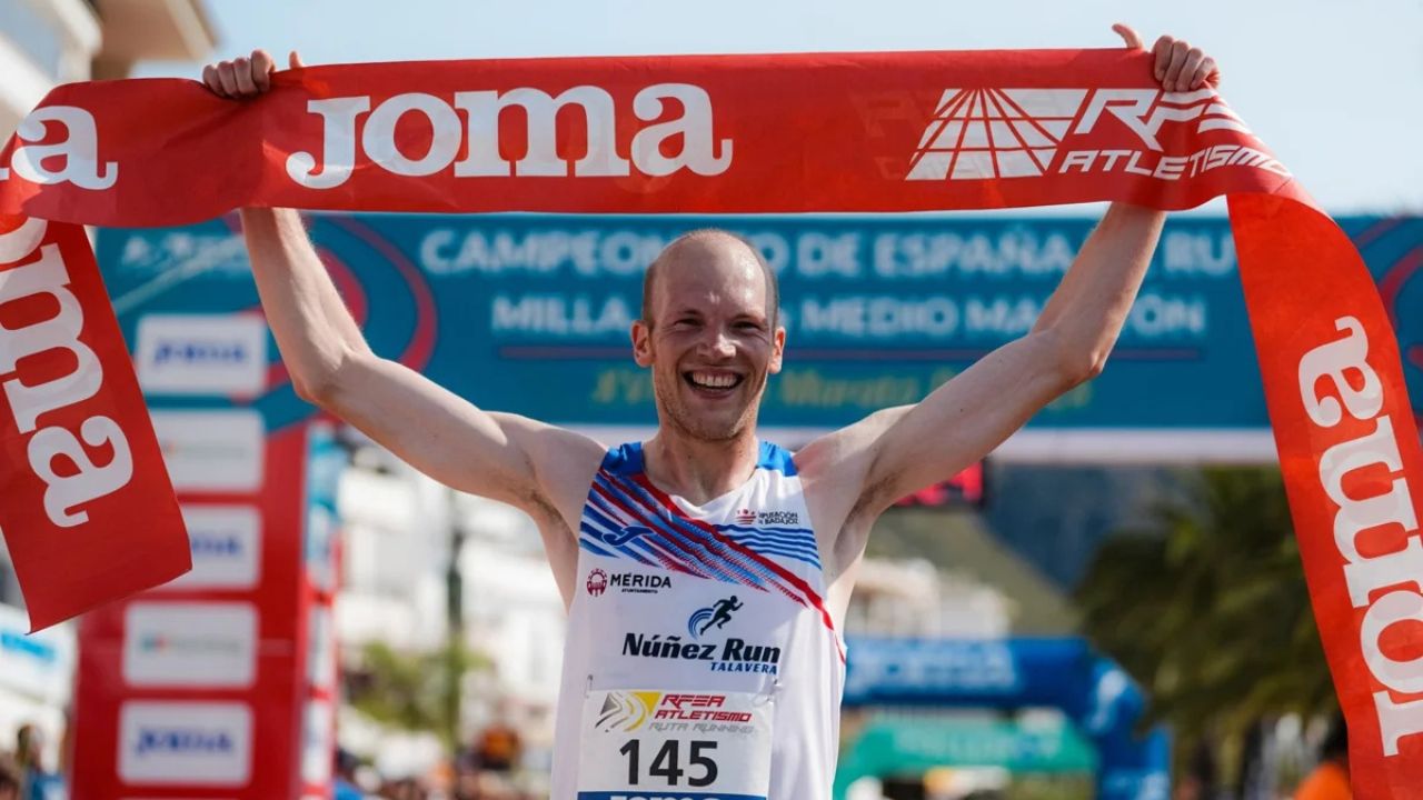 Jorge González llegando a la meta