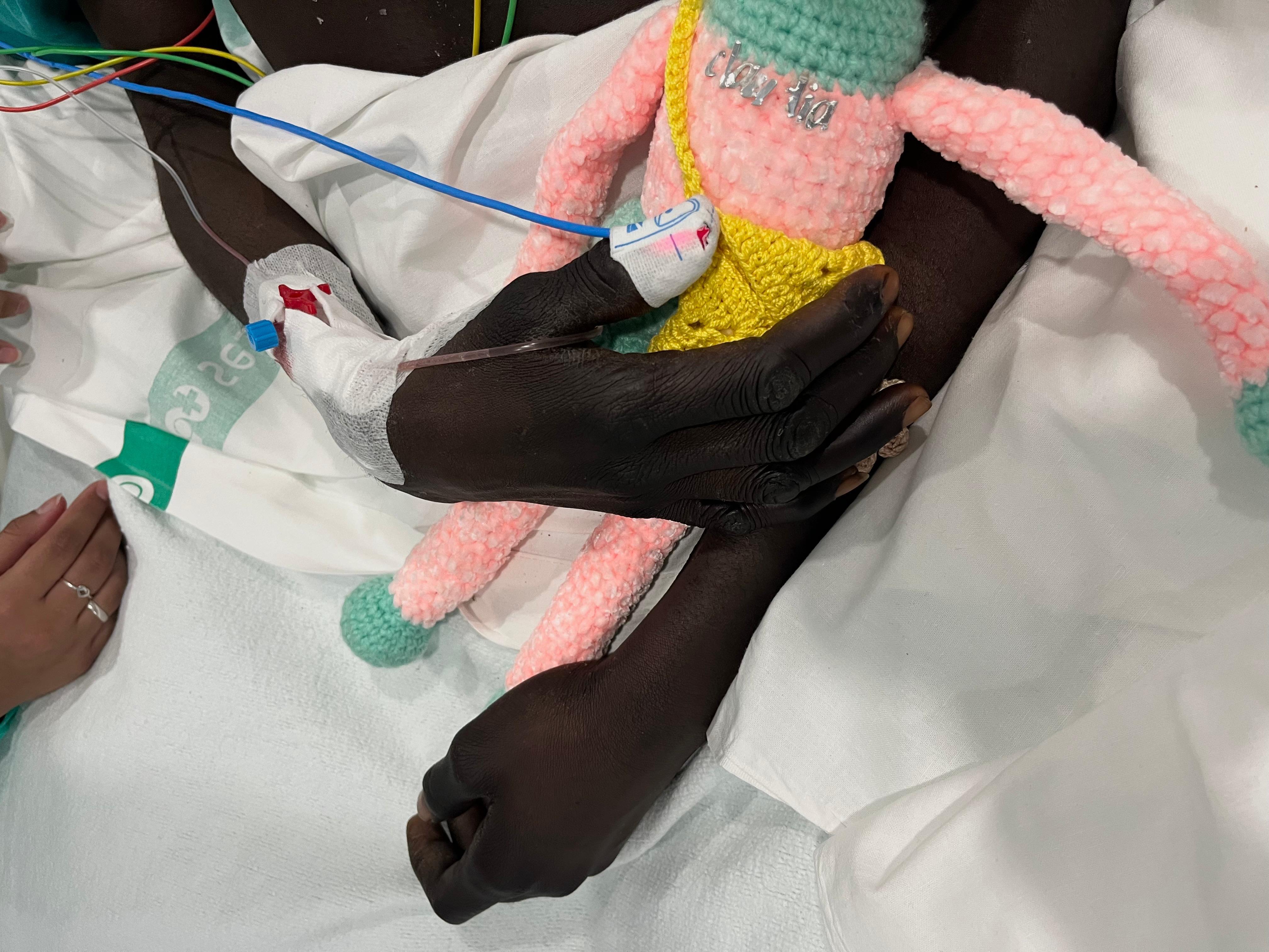 Mano Moustapha en el hospital