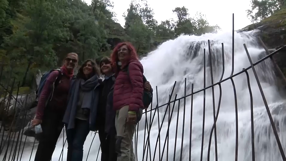 Turistas en la Cascada del Caozo, en Piornal, durante el puente mayo