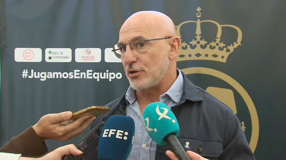 Luis de la Fuente recibe la Medalla de Oro de la Federación Extremeña en el Día del Entrenador