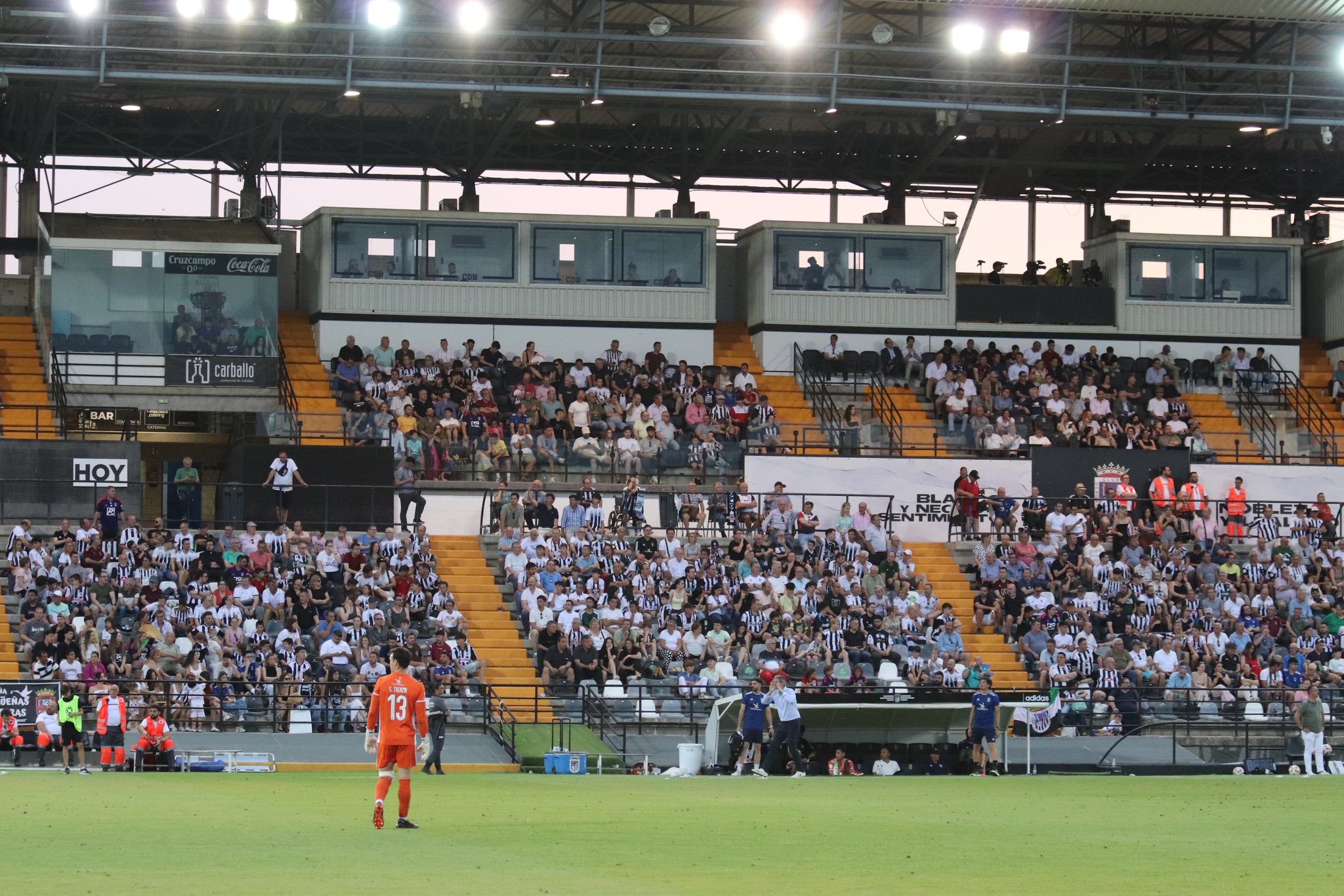 Momento del Badajoz 1 - Llerenense 0 en el Nuevo Vivero.