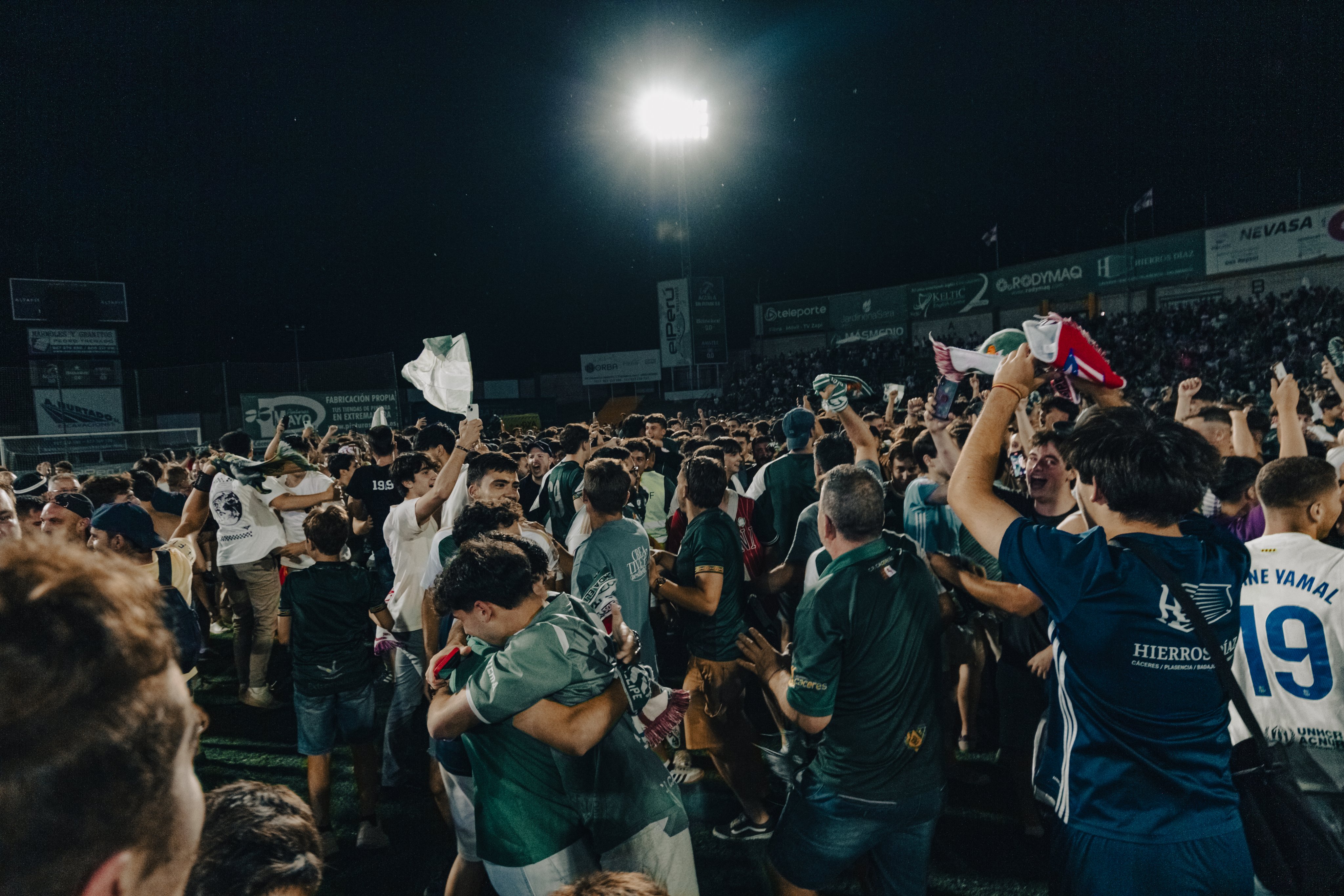 Aficionados del CP Cacereño celebrando el ascenso a Primera Federación.