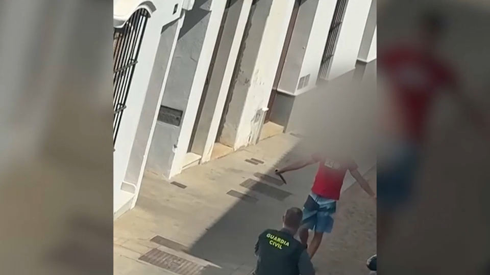 Un hombre se atrinchera con un cuchillo en Fregenal de la Sierra