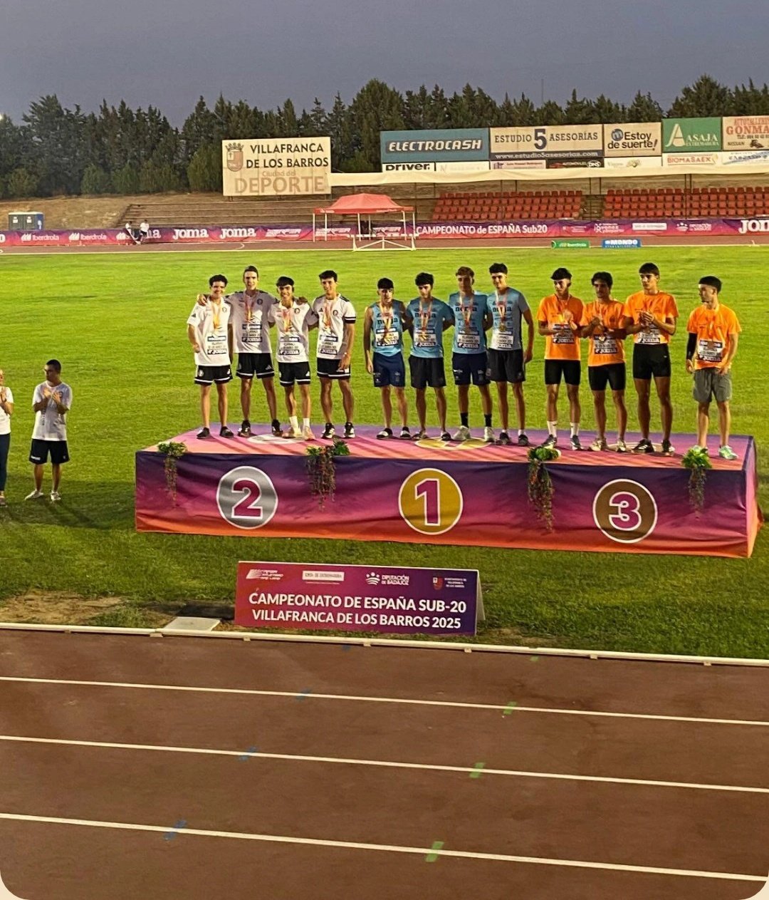Pódium para el 4x100 del Maven Atletismo Badajoz