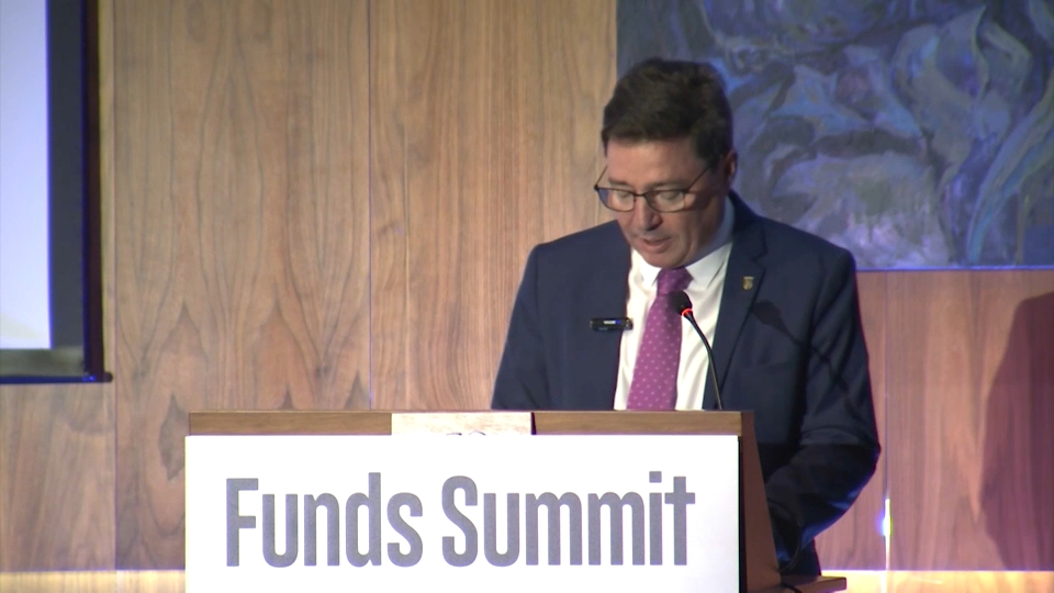 El consejero de Economía, Guillermo Santamaría, en el centro de la foto, durante la inauguración del IV Foro Funds Summit que se celebra en Cáceres