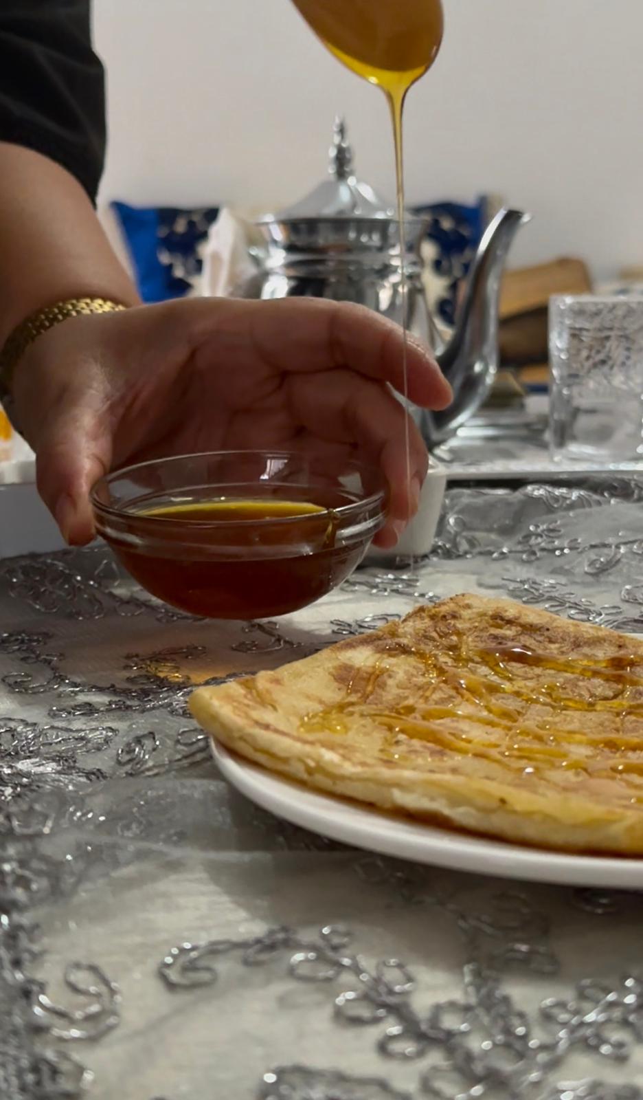 Habiba y Mona cocinan ante la atenta mirada de Beatriz Hernández