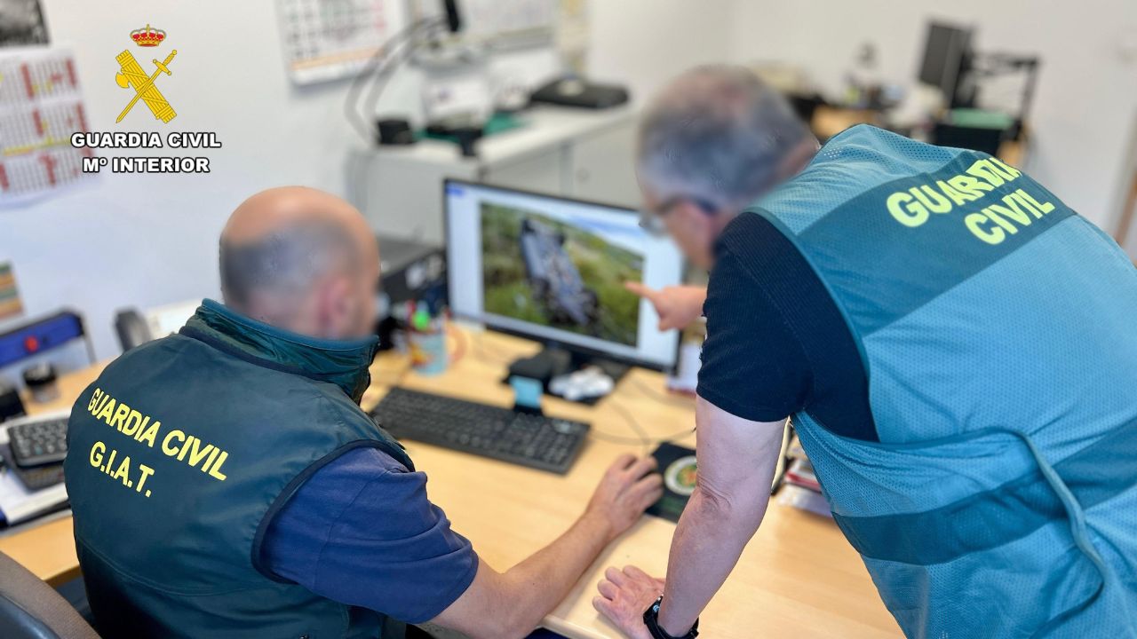 Agentes de la Guardia Civil durante la investigación
