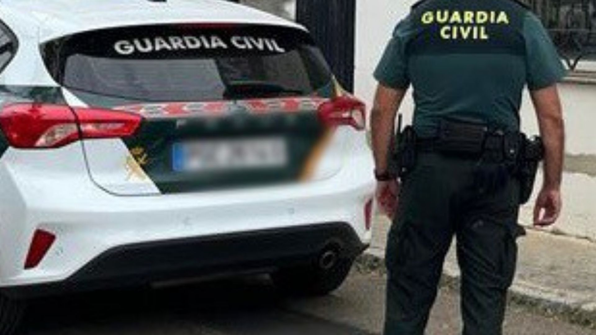 Efectivo de la Guardia Civil junto a un vehículo