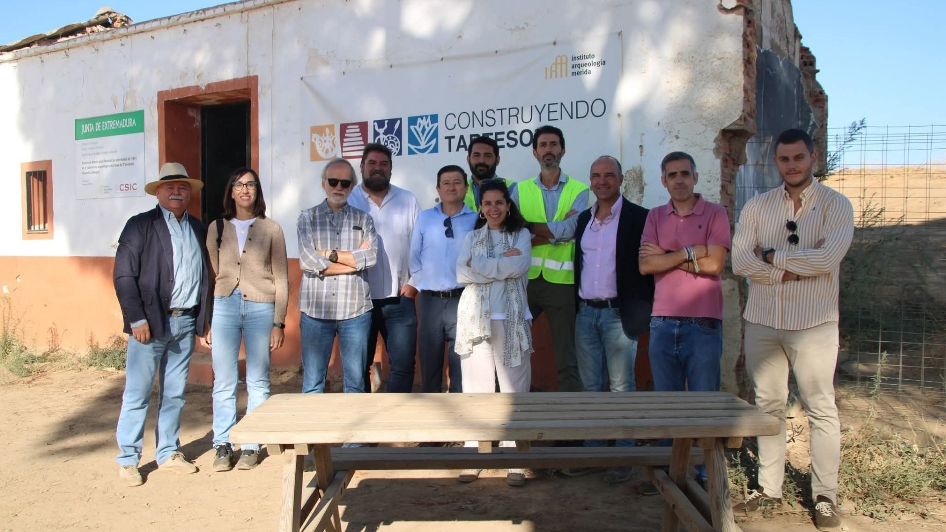 Foto de familia en la firma del acta de inicio de obra de la cúpula de Cásas del Turuñuelo