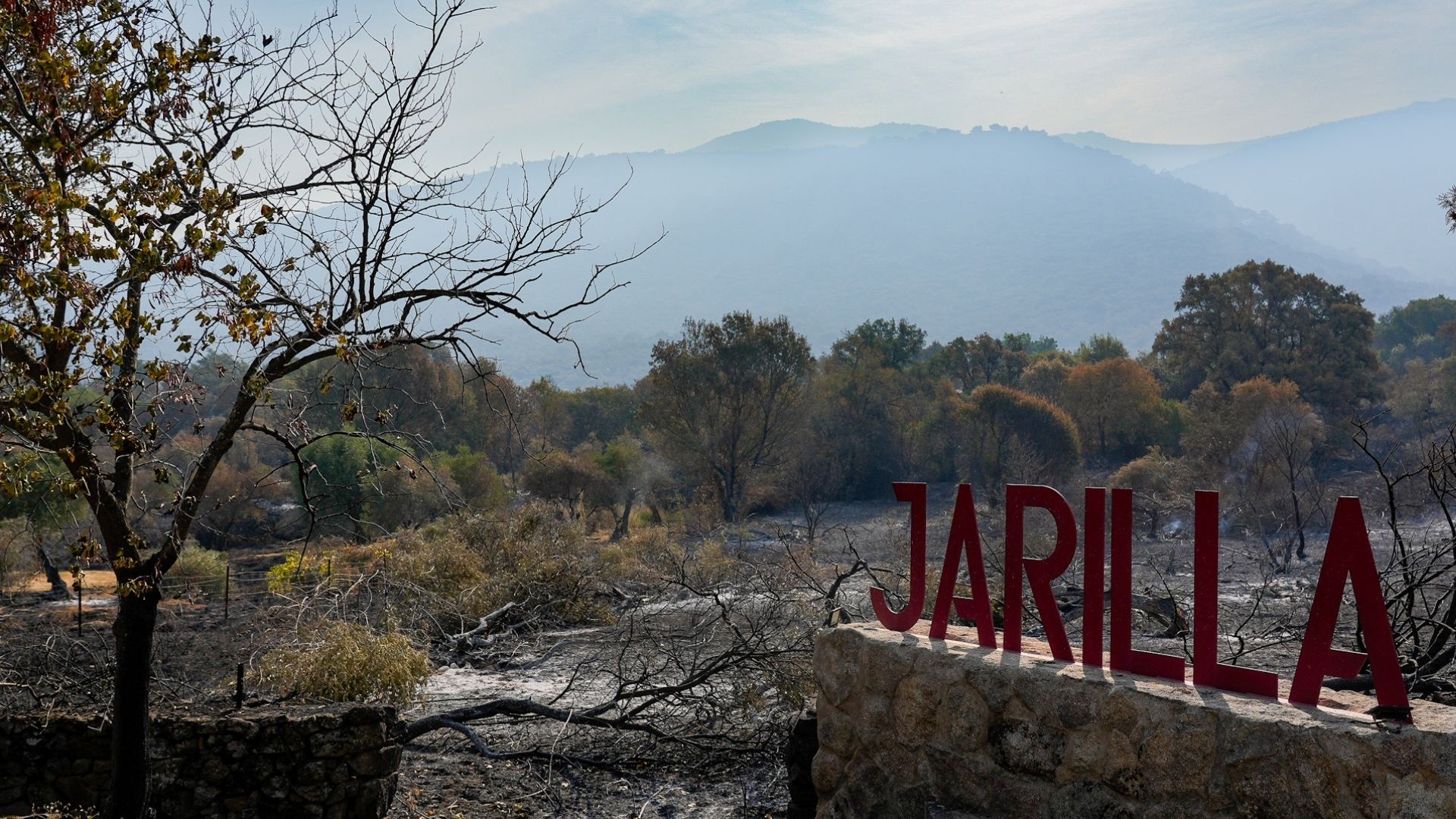 Cartel de Jarilla con los alrededores quemados a causa del incendio del verano de 2025