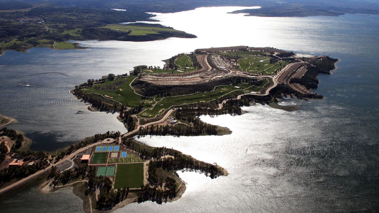 El Tribunal Constitucional (TC) ha rechazado por unanimidad el recurso que presentó la Junta de Extremadura contra la decisión del Tribunal Supremo de ordenar demoler la 'Isla de Valdecañas'