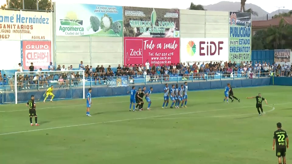 El Extremadura remonta con un gol de falta en la segunda parte su partido frente al Águilas