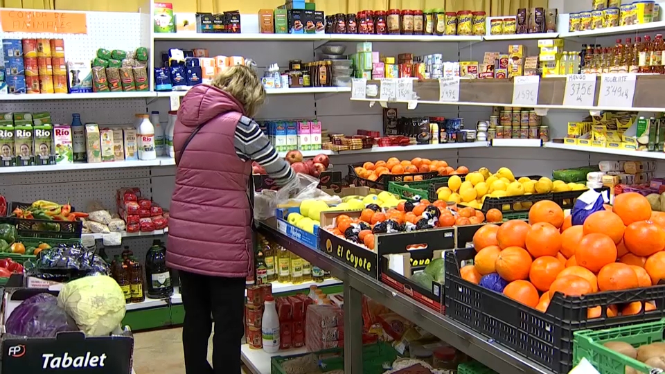 Persona comprando en un supermercado 