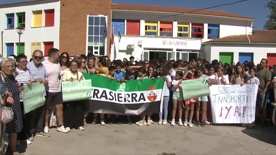 Protestas de padres y madres y alumnos por la situación del transporte escolar en la región