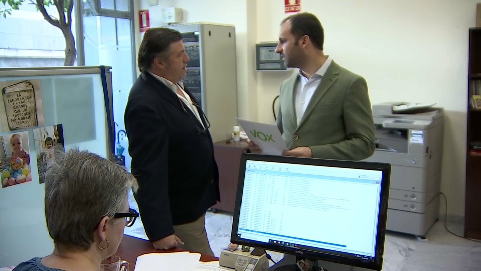 Los diputados de Vox en la Asamblea de Extremadura Álvaro Sánchez-Ocaña y Javier Bravo Arrobas, registrando la propuesta de impulso