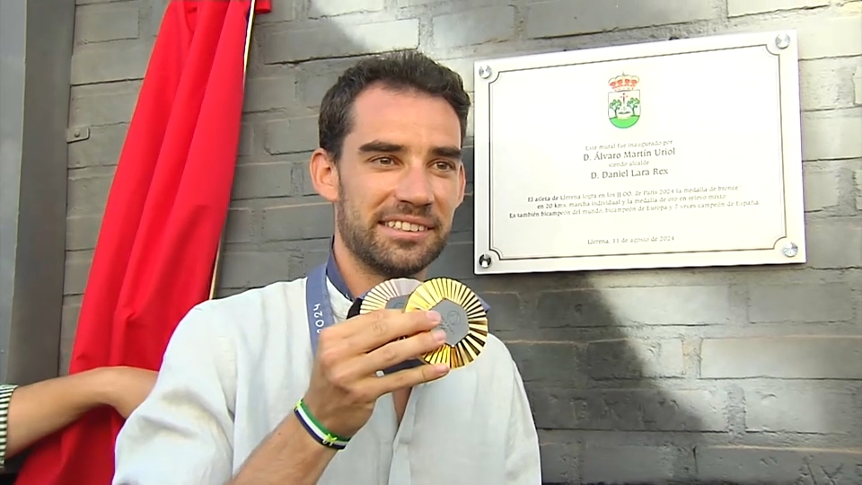 Álvaro Martín Uriol, Premio Nacional del Deporte 2024, posa con sus medallas logradas en los Juegos de París