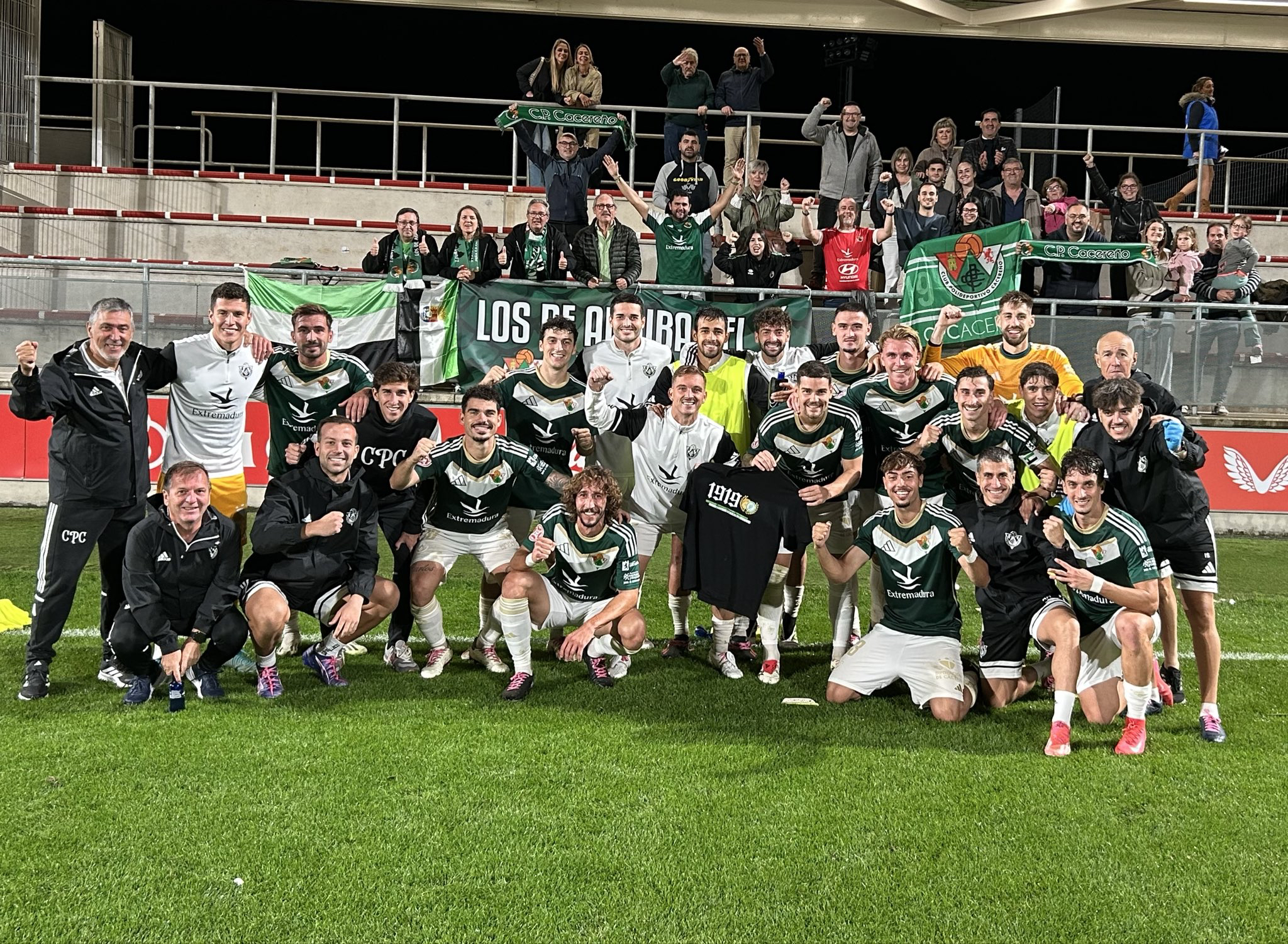 Los verdiblancos celebrando su primera victoria a domicilio
